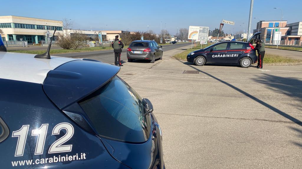 Casalgrande, alla guida di un'Audi A3 con 5mila euro e la droga: arrestato 30enne