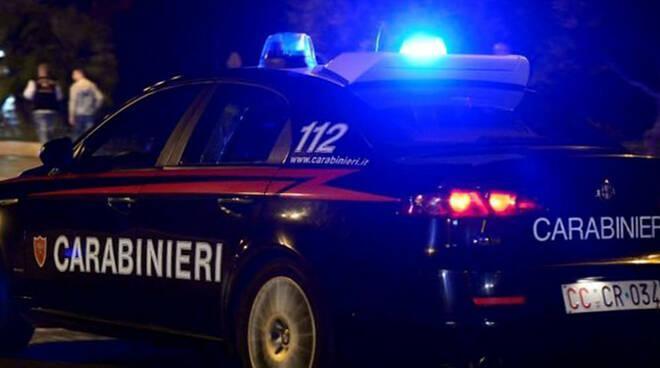 Inseguimento da film: fugge dopo il furto a una scuola, buca lo stop e si schianta su un'auto 