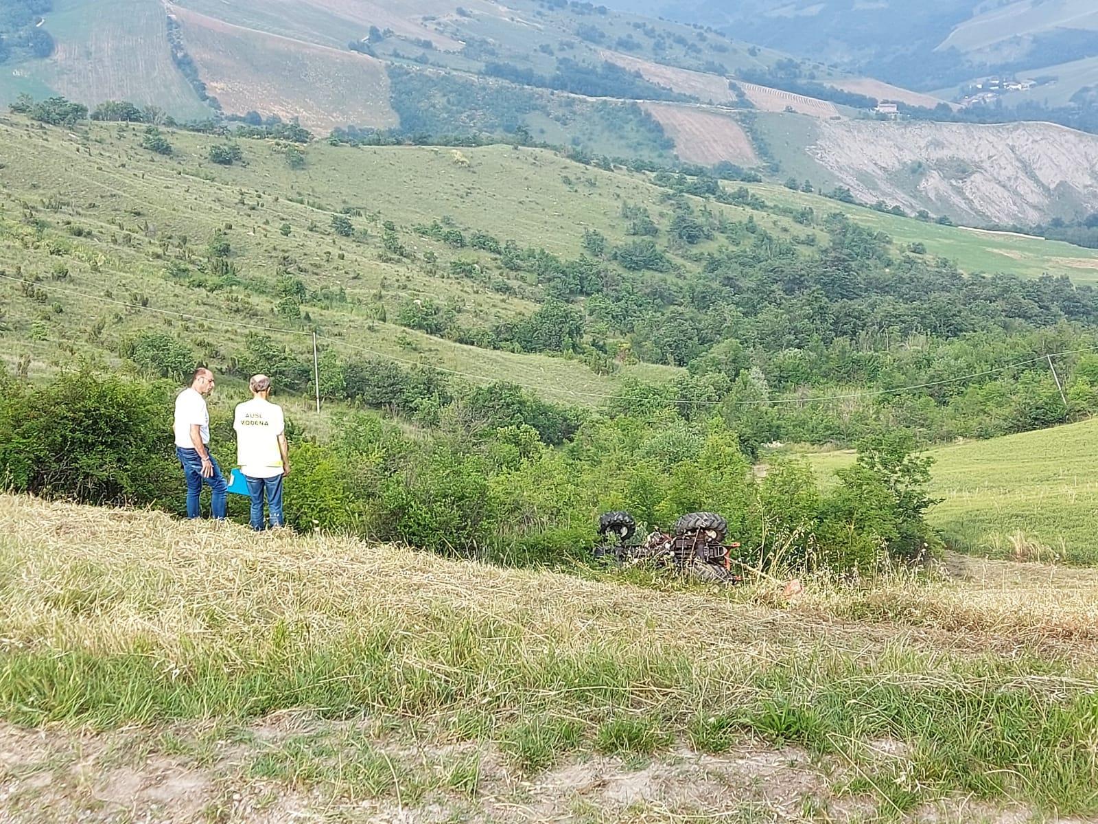 Il trattore che si è rovesciato e finito in mezzo alla vegetazione a Stella di Serramazzoni: un agricoltore di 42 anni è morto