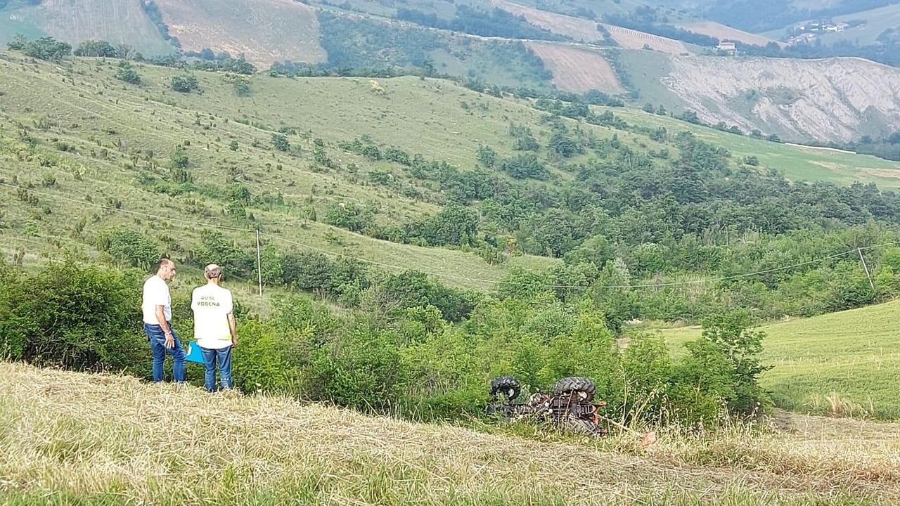 Il trattore che si è rovesciato e finito in mezzo alla vegetazione a Stella di Serramazzoni: un agricoltore di 42 anni è morto