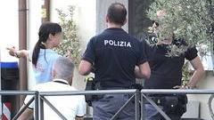 I poliziotti sentono i primi testimoni (foto Muzzi)