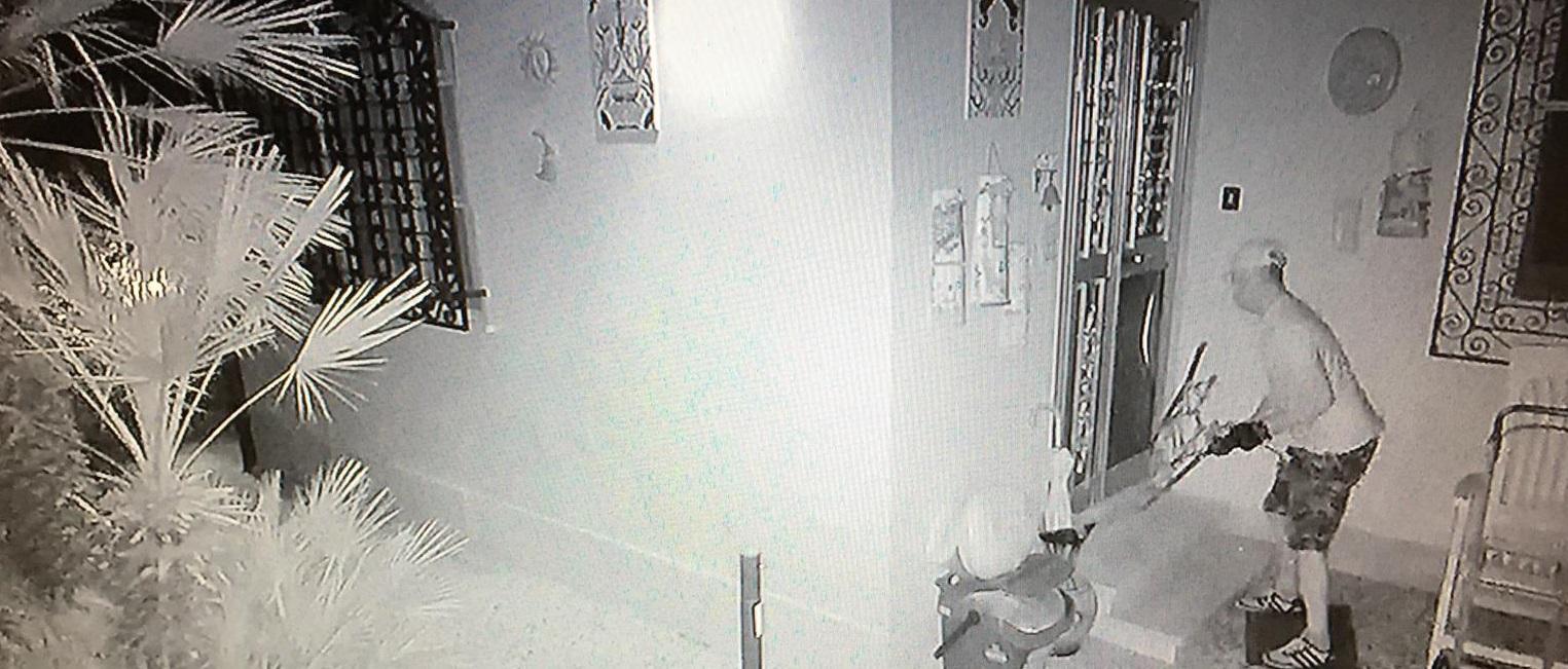 Il ladro mentre tenta di entrare nella casa