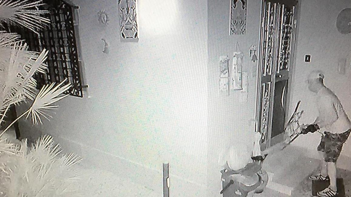Il ladro mentre tenta di entrare nella casa