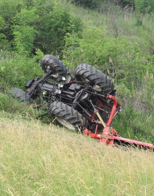 Serramazzoni, il trattore si ribalta: muore 42enne