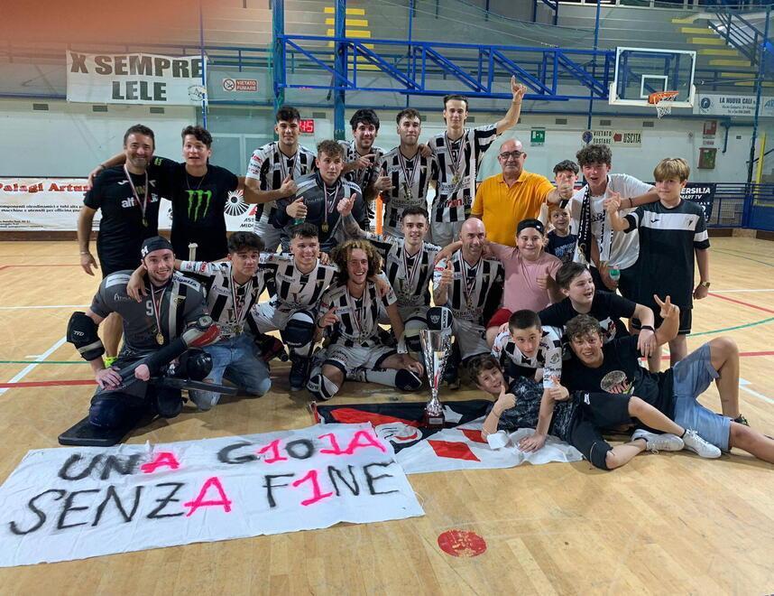La gioia della squadra bianconera dopo il successo sul Montecchio che consegna il titolo A2 (foto Paola Benedetti)