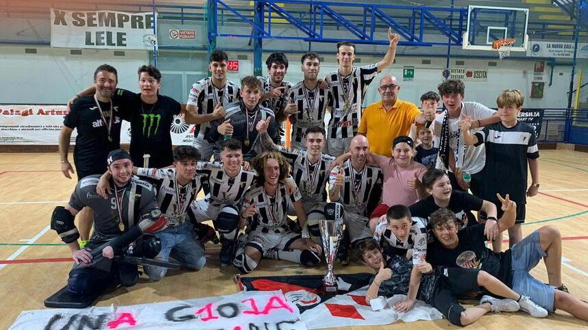 La gioia della squadra bianconera dopo il successo sul Montecchio che consegna il titolo A2 (foto Paola Benedetti)