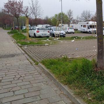 Modena Cani al sole in un camper fuori dal parco Ferrari 