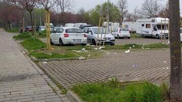 Modena Cani al sole in un camper fuori dal parco Ferrari