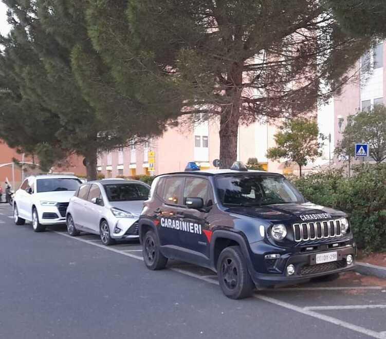 Una pattuglia dei carabinieri fuori dallo studio medico di via Aurelio Lampredi a Porta a Terra per gli accertamenti dopo la tragedia di lunedì 23 maggio
