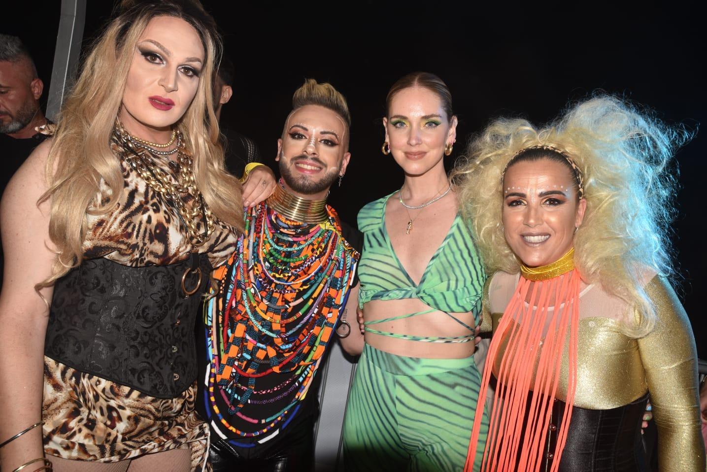 Chiara Ferragni insieme al personale dell'animazione della discoteca Mamamia di Torre del Lago (Foto di Roberta Aiello)