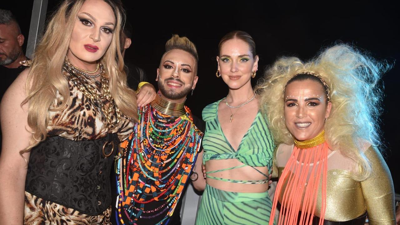 Chiara Ferragni insieme al personale dell'animazione della discoteca Mamamia di Torre del Lago (Foto di Roberta Aiello)