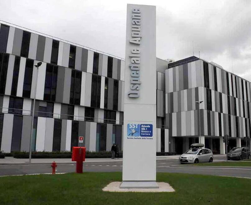 L’ingresso dell’ospedale delle Apuane a Massa dove la giovane studentessa si era sottoposta alla vaccinazione Per la somministrazione di quattro dosi sono indagati infermiera e medico