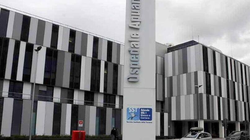 L’ingresso dell’ospedale delle Apuane a Massa dove la giovane studentessa si era sottoposta alla vaccinazione Per la somministrazione di quattro dosi sono indagati infermiera e medico