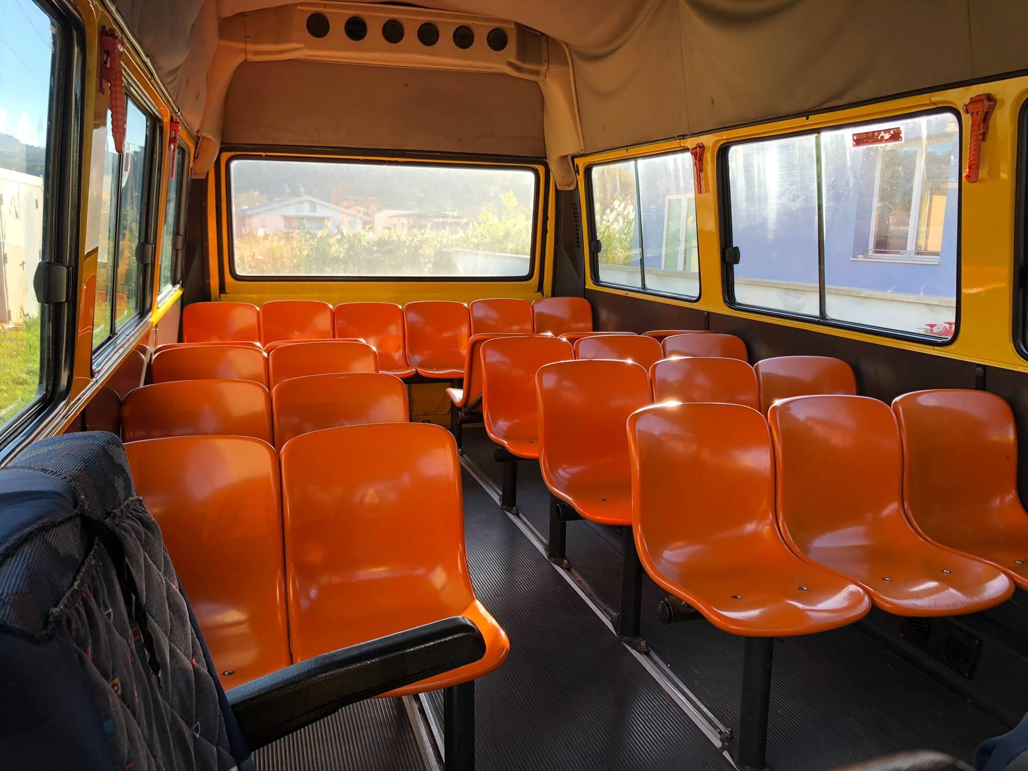 Scuolabus mezzo in dotazione al Comune di Massarosa e sprovvisto di cinture (foto d’archivio)