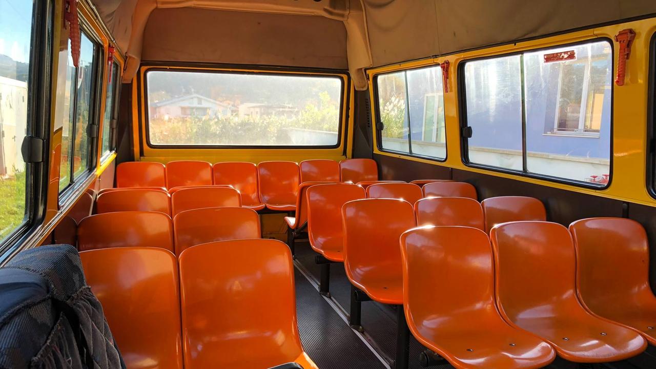 Scuolabus mezzo in dotazione al Comune di Massarosa e sprovvisto di cinture (foto d’archivio)