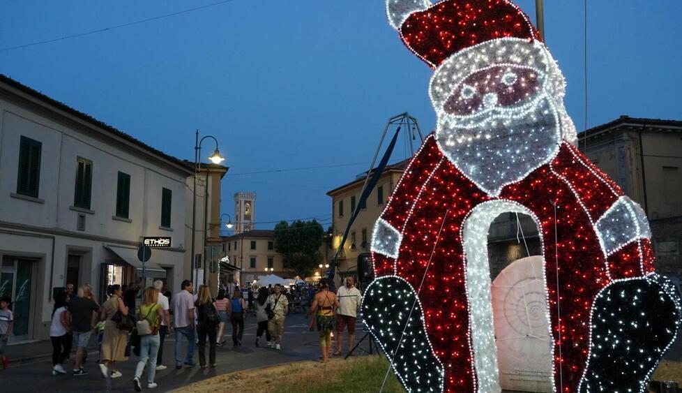 Festa del commercio a Ponsacco sul tema del Natale d’estate (foto Franco Silvi)
