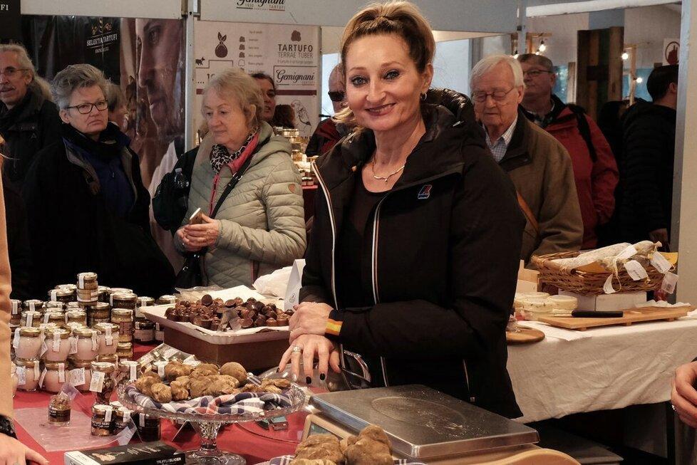 Monica Nacci della ditta Tartufi Nacci durante un’edizione del passato della Mostra mercato del tartufo bianco nella città della Rocca