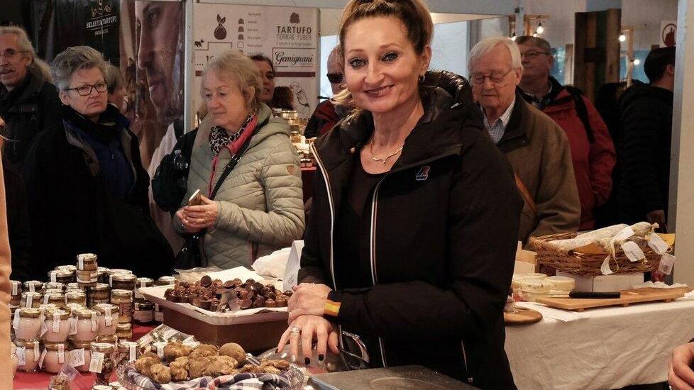 Monica Nacci della ditta Tartufi Nacci durante un’edizione del passato della Mostra mercato del tartufo bianco nella città della Rocca