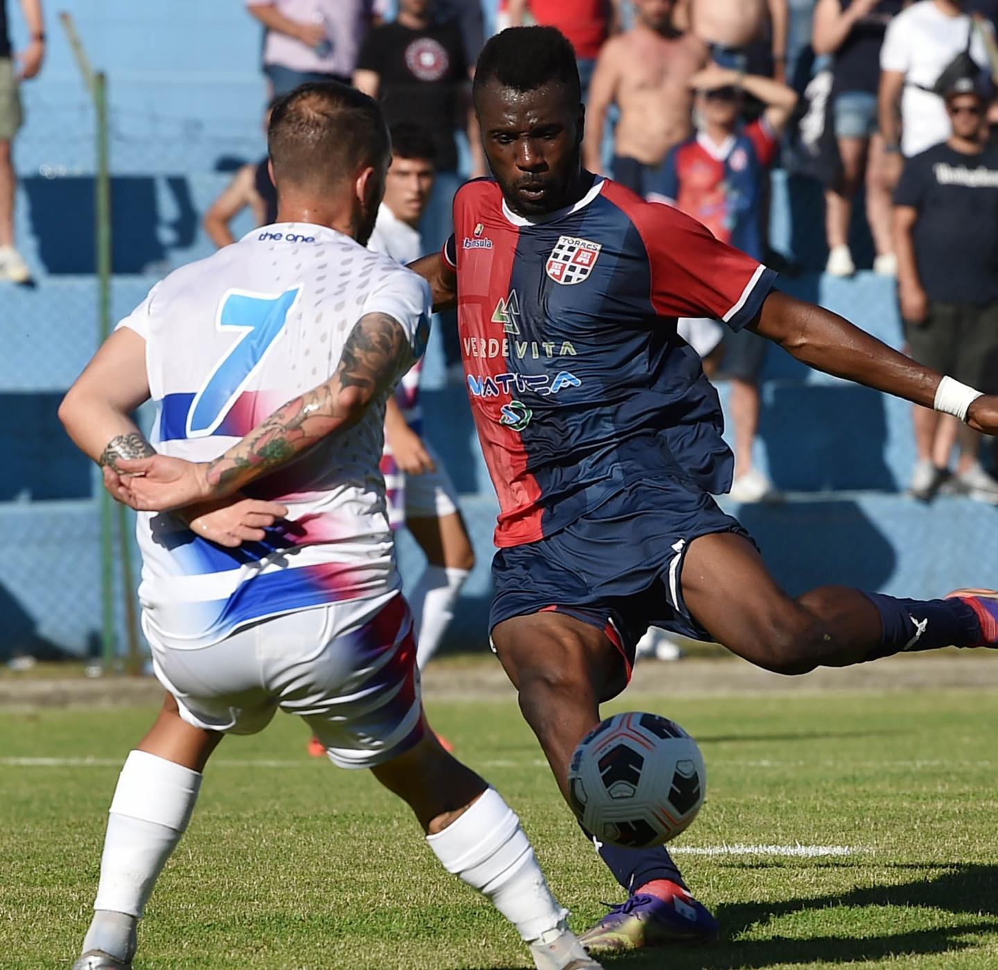 Il bomber della Torres Diakite in azione