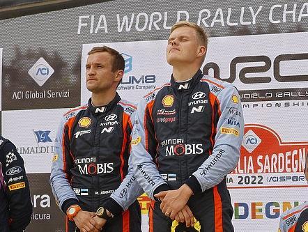 Ott Tanak con il navigatore Martin Jarveoja sul podio del Rally Sardegna-Italia 2022