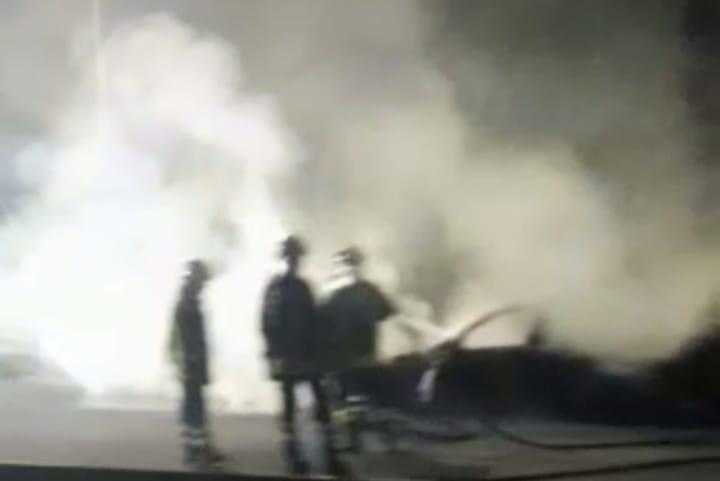 Macchina in fiamme lungo l’Aurelia, paura tra Torre del Lago e Viareggio: salvi gli occupanti 