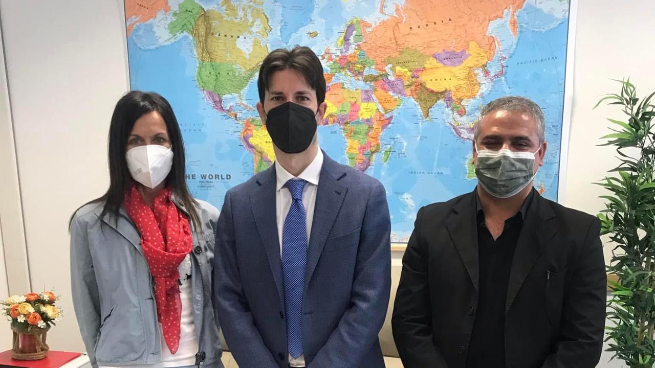 Il consigliere aggiunto Shaha Polas, a destra, con al centro il dirigente dell'immigrazione Claudio Cappelli