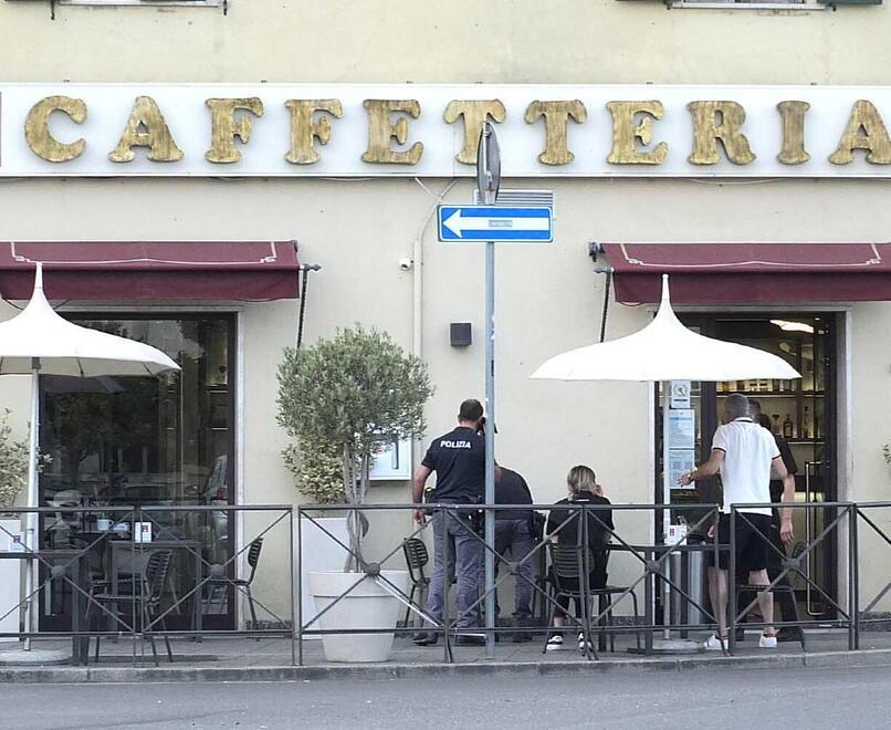 Follia al bar Livorno, il titolare: «Conosciamo la vittima, aggredito senza motivo» 