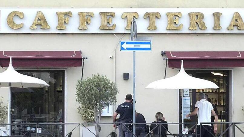 Follia al bar Livorno, il titolare: «Conosciamo la vittima, aggredito senza motivo»