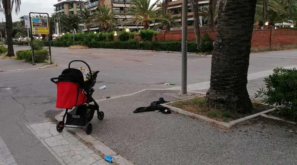 il passeggino al limite della carreggiata dov’è stato spinto dalla mamma per evitare che fosse travolto dall’auto