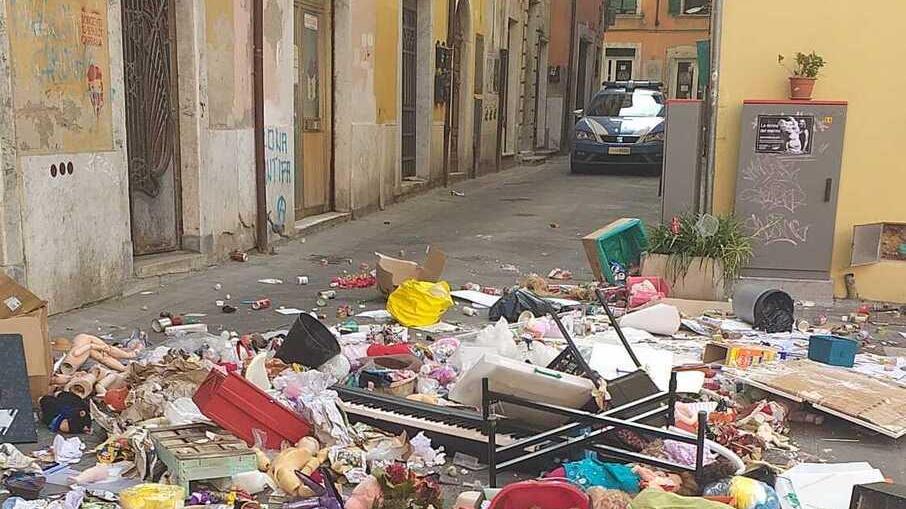 oggetti, sedie e alcune parti di mobili lanciati
