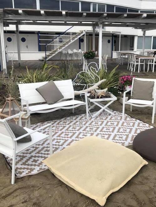 Furti e vandalismi nella notte nei bagni di Lido di Camaiore: «Rubate 25 bottiglie di vino»