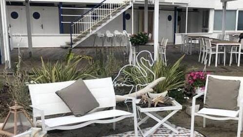 Furti e vandalismi nella notte nei bagni di Lido di Camaiore: «Rubate 25 bottiglie di vino»
