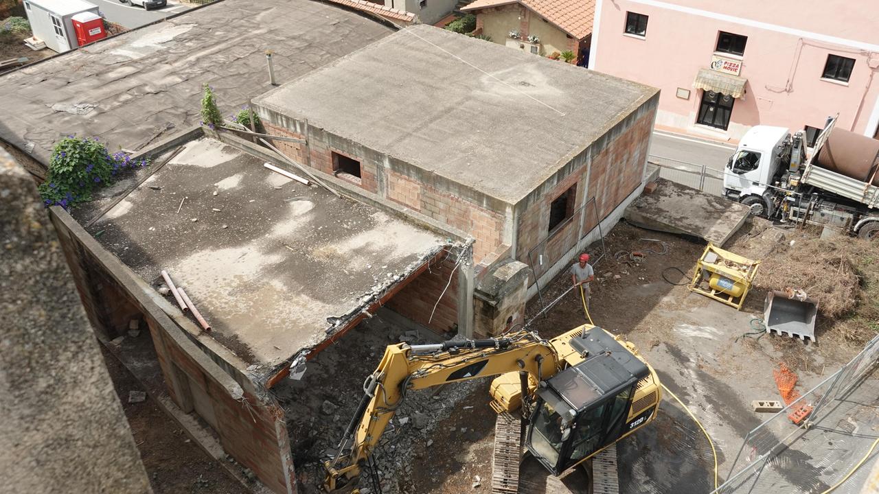 La ruspa all'opera per demolire l'ecomostro (foto Enzo Russo)