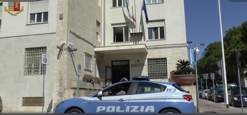 Sputi a una passeggera sul bus e minacce ai poliziotti: 42enne arrestata a Cagliari 