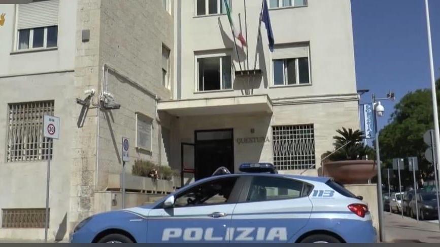 Sputi a una passeggera sul bus e minacce ai poliziotti: 42enne arrestata a Cagliari