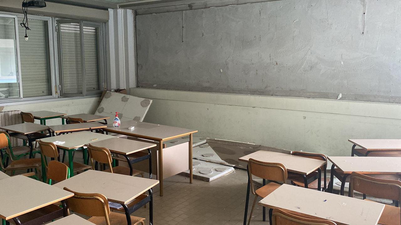Gli effetti del crollo della parete all'interno di un'aula al liceo XXV Aprile di Pontedera (foto Franco Silvi)