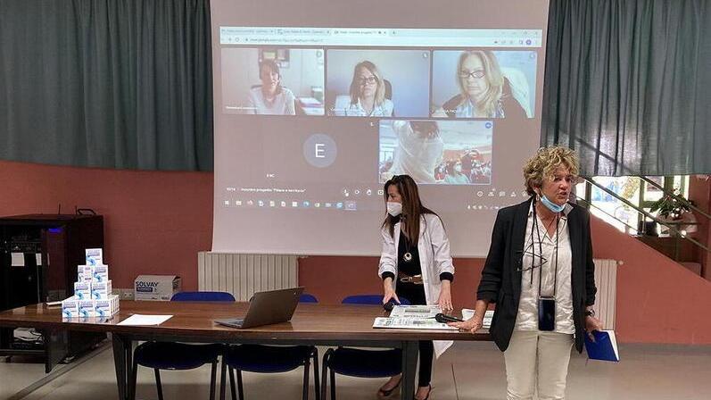 Il saluto della dirigente scolastica del Fermi Tania Pascucci con la professoressa vicaria Patrizia Pilegi
