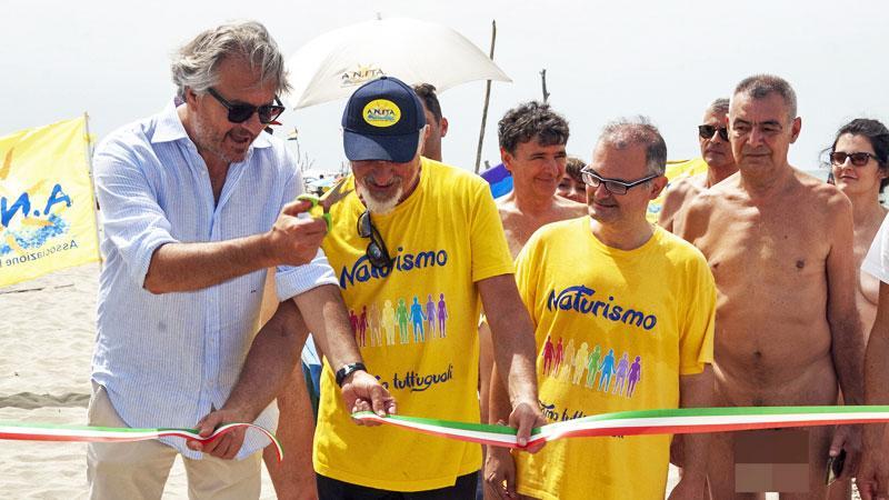 Viareggio, nel cuore della spiaggia della Lecciona spunta la bandiera gialla simbolo dei naturisti