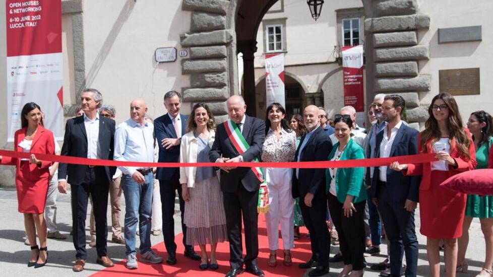 Il taglio del nastro di “iT’s Tissue” al Real Collegio