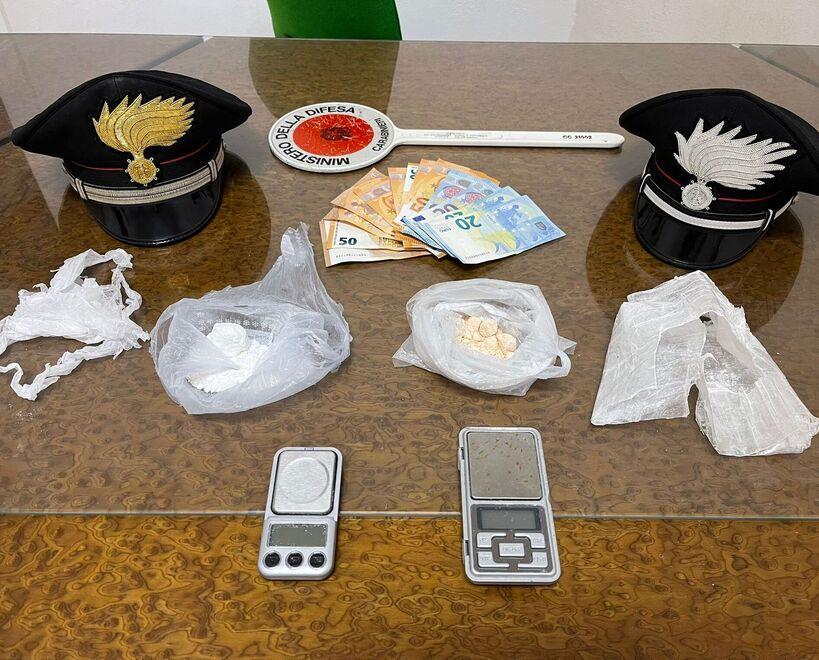 La droga e i contanti sequestrati allo spacciatore dopo la perquisizione domestica