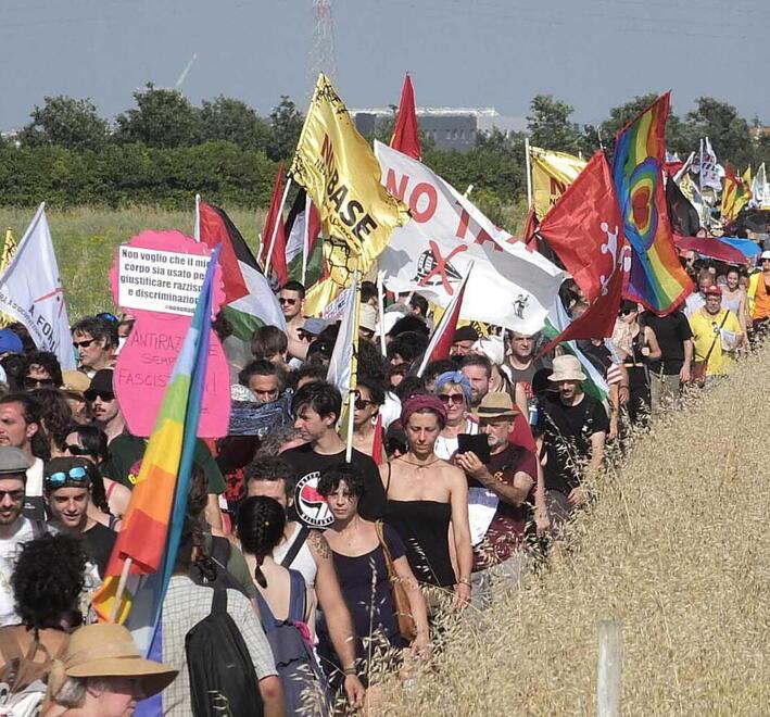 Partecipanti alla protesta di Coltano del 2 giugno