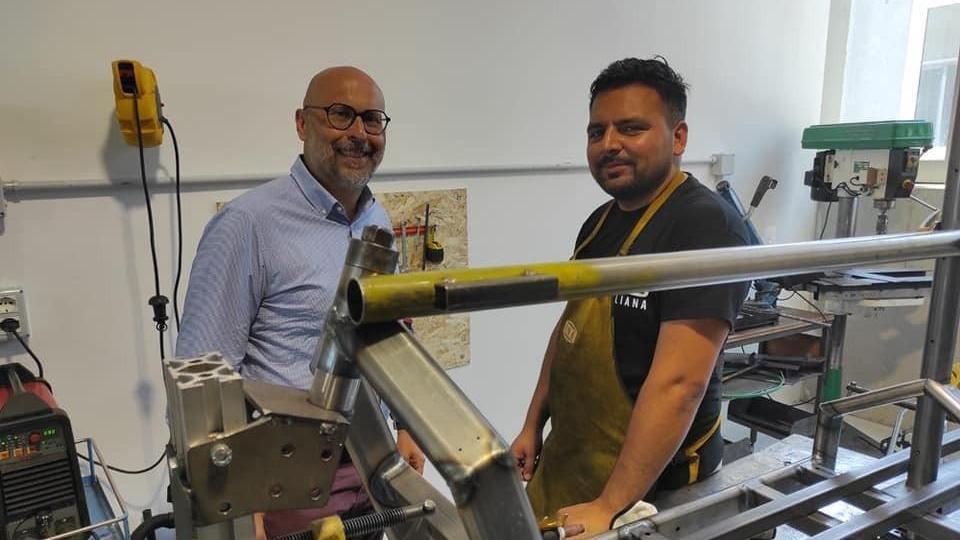 Arrivò a piedi dal Pakistan. Ora la BCargo lo ha assunto