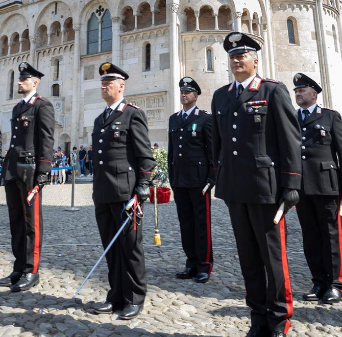 Modena L’Arma dei carabinieri festeggia in piazza Grande Oltre 300mila telefonate all’anno 