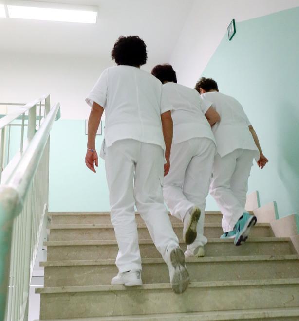 Ferrara, i sindacati: «Sanità “spogliata”. Qui si può morire in barella» 