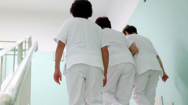 Ferrara, i sindacati: «Sanità “spogliata”. Qui si può morire in barella»