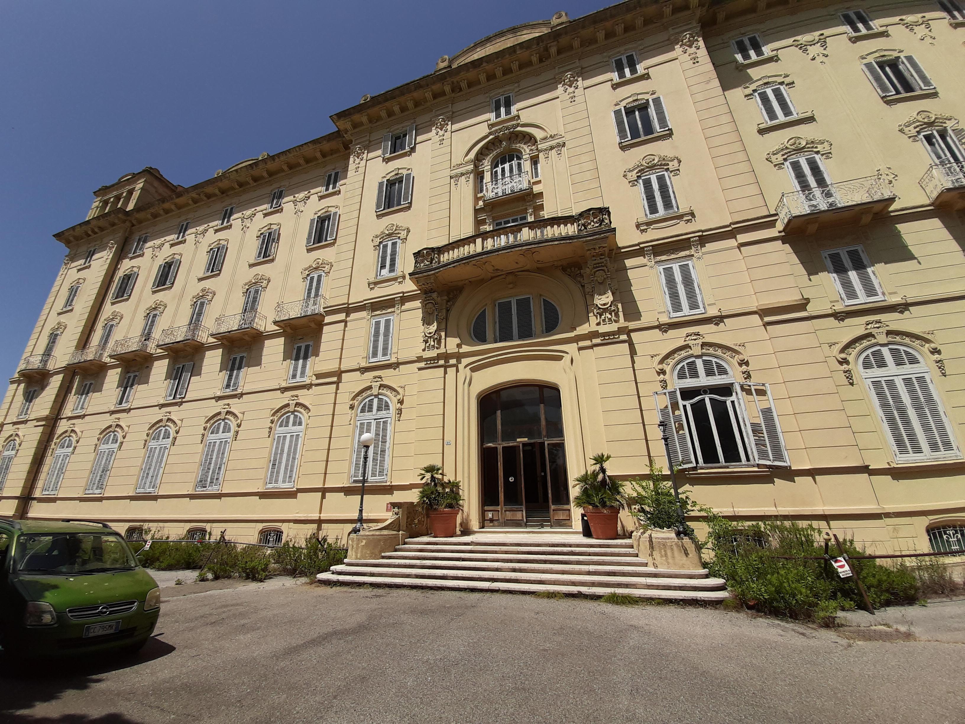 la facciata principale dell’ex grand hotel Corallo