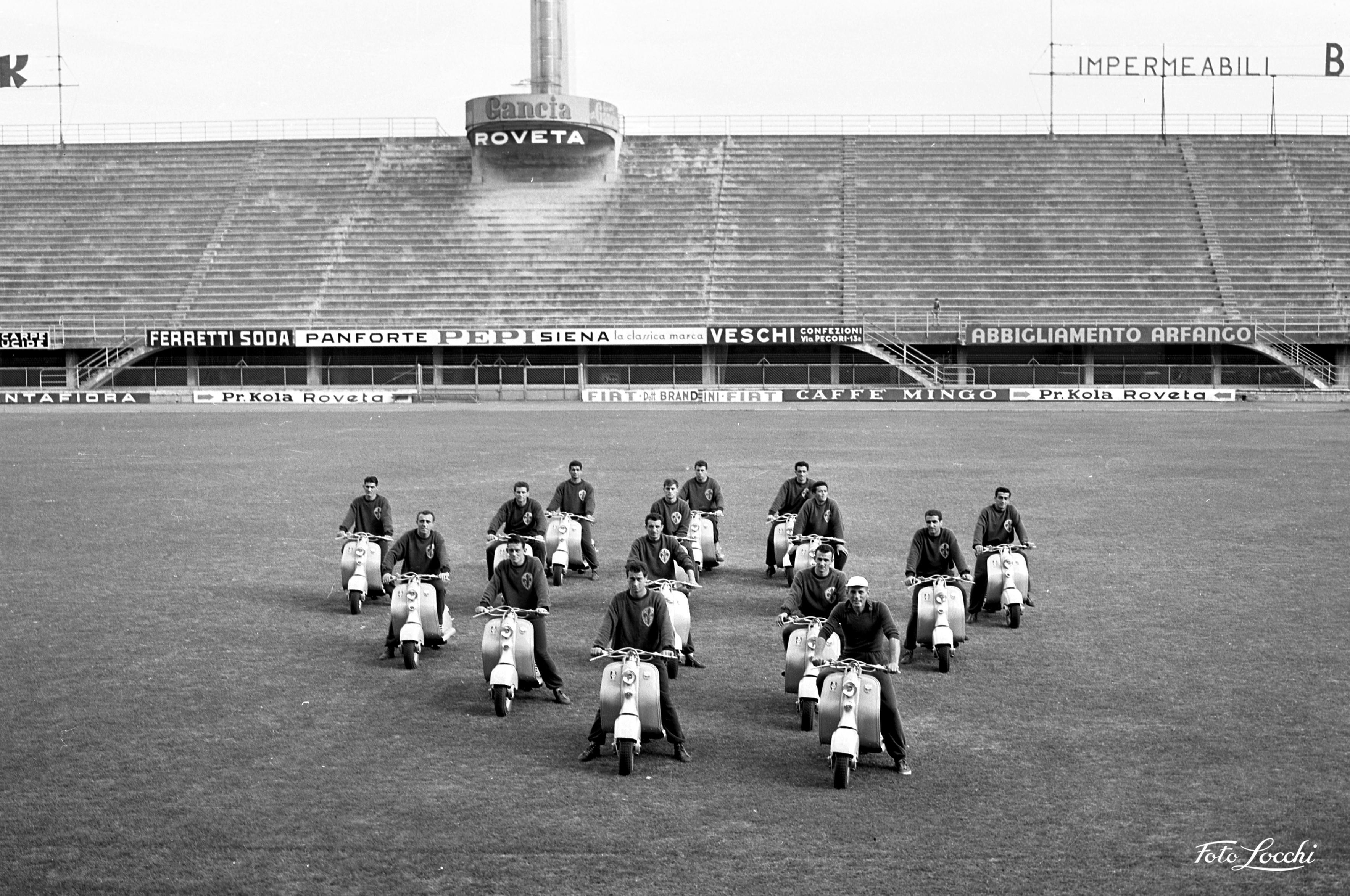 In Lambretta con lo scudetto, finalmente campioni: è il ’56