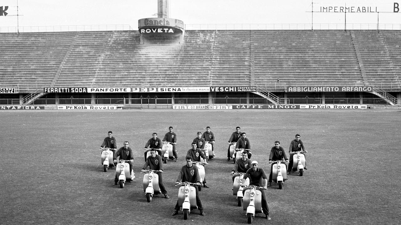 In Lambretta con lo scudetto, finalmente campioni: è il ’56
