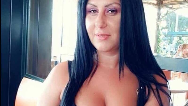 Uccisa a 35 anni: il giallo del telefonino scomparso, sentito in caserma anche il marito