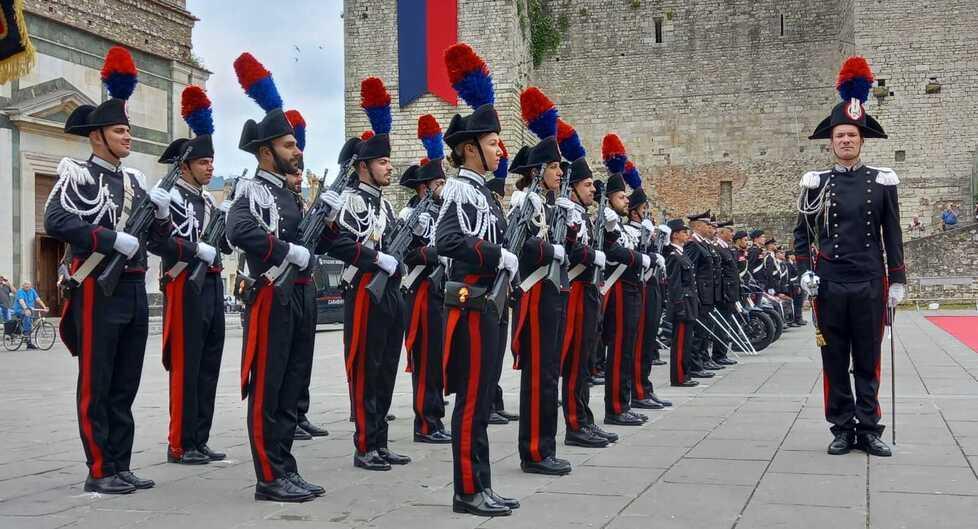 Raddoppiati i controlli nelle aziende di Prato. Sventano un suicidio: chi sono i carabinieri premiati